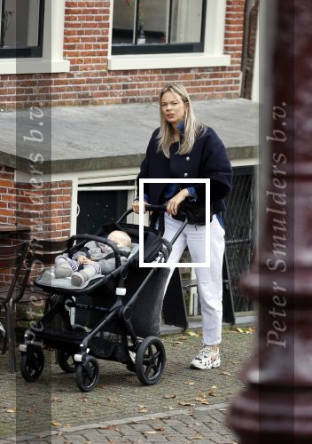 Amsterdam 27 oktober 2021
Jet v Nieuwkerk wandelend door amsterdam achter de kinderwagen met daarin haar zoontje Frenkie