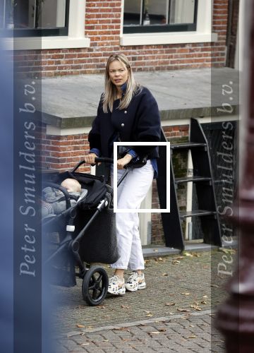 Amsterdam 27 oktober 2021
Jet v Nieuwkerk wandelend door amsterdam achter de kinderwagen met daarin haar zoontje Frenkie