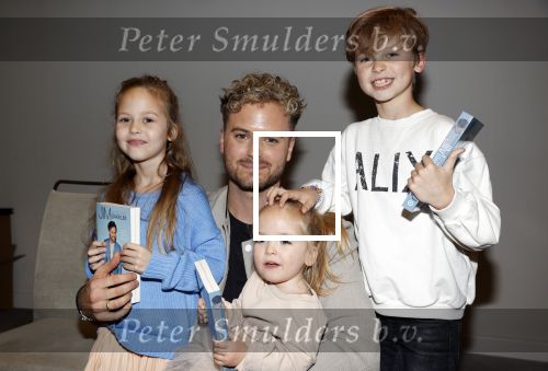 Amsterdam 30 oktober 2021
Boekpresentatie Jim bakkum in hotel Krasnapolsy.
Jim reikt het eerste boek uit aan zijn kinderen. Ook zijn vrouw Bettina Holwerda is natuurlijk aanwezig