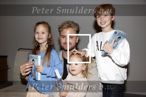 Amsterdam 30 oktober 2021
Boekpresentatie Jim bakkum in hotel Krasnapolsy.
Jim reikt het eerste boek uit aan zijn kinderen. Ook zijn vrouw Bettina Holwerda is natuurlijk aanwezig