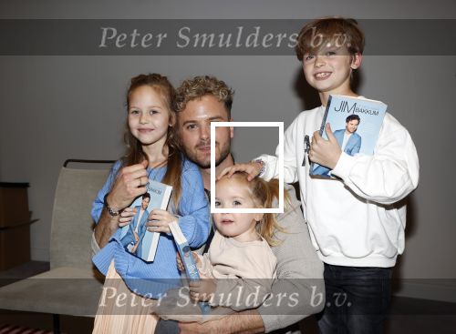 Amsterdam 30 oktober 2021
Boekpresentatie Jim bakkum in hotel Krasnapolsy.
Jim reikt het eerste boek uit aan zijn kinderen. Ook zijn vrouw Bettina Holwerda is natuurlijk aanwezig