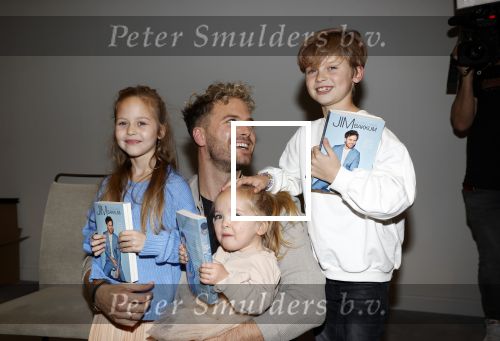 Amsterdam 30 oktober 2021
Boekpresentatie Jim bakkum in hotel Krasnapolsy.
Jim reikt het eerste boek uit aan zijn kinderen. Ook zijn vrouw Bettina Holwerda is natuurlijk aanwezig