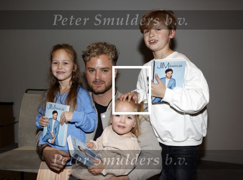 Amsterdam 30 oktober 2021
Boekpresentatie Jim bakkum in hotel Krasnapolsy.
Jim reikt het eerste boek uit aan zijn kinderen. Ook zijn vrouw Bettina Holwerda is natuurlijk aanwezig