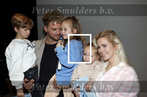 Amsterdam 30 oktober 2021
Boekpresentatie Jim bakkum in hotel Krasnapolsy.
Jim reikt het eerste boek uit aan zijn kinderen. Ook zijn vrouw Bettina Holwerda is natuurlijk aanwezig