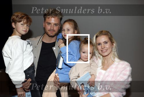 Amsterdam 30 oktober 2021
Boekpresentatie Jim bakkum in hotel Krasnapolsy.
Jim reikt het eerste boek uit aan zijn kinderen. Ook zijn vrouw Bettina Holwerda is natuurlijk aanwezig