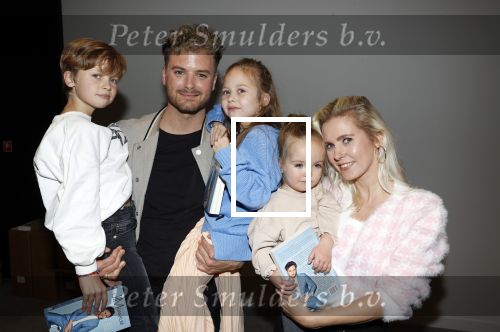 Amsterdam 30 oktober 2021
Boekpresentatie Jim bakkum in hotel Krasnapolsy.
Jim reikt het eerste boek uit aan zijn kinderen. Ook zijn vrouw Bettina Holwerda is natuurlijk aanwezig