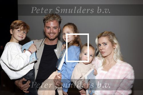 Amsterdam 30 oktober 2021
Boekpresentatie Jim bakkum in hotel Krasnapolsy.
Jim reikt het eerste boek uit aan zijn kinderen. Ook zijn vrouw Bettina Holwerda is natuurlijk aanwezig
