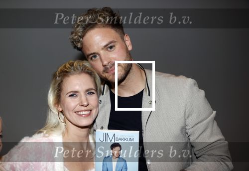 Amsterdam 30 oktober 2021
Boekpresentatie Jim bakkum in hotel Krasnapolsy.
Jim reikt het eerste boek uit aan zijn kinderen. Ook zijn vrouw Bettina Holwerda is natuurlijk aanwezig