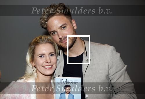 Amsterdam 30 oktober 2021
Boekpresentatie Jim bakkum in hotel Krasnapolsy.
Jim reikt het eerste boek uit aan zijn kinderen. Ook zijn vrouw Bettina Holwerda is natuurlijk aanwezig