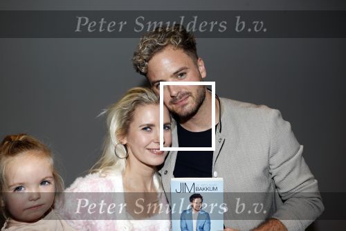 Amsterdam 30 oktober 2021
Boekpresentatie Jim bakkum in hotel Krasnapolsy.
Jim reikt het eerste boek uit aan zijn kinderen. Ook zijn vrouw Bettina Holwerda is natuurlijk aanwezig