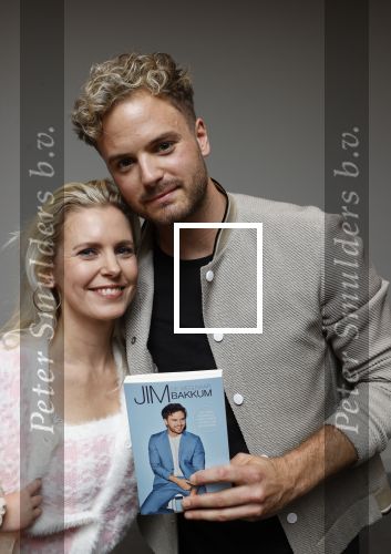 Amsterdam 30 oktober 2021
Boekpresentatie Jim bakkum in hotel Krasnapolsy.
Jim reikt het eerste boek uit aan zijn kinderen. Ook zijn vrouw Bettina Holwerda is natuurlijk aanwezig