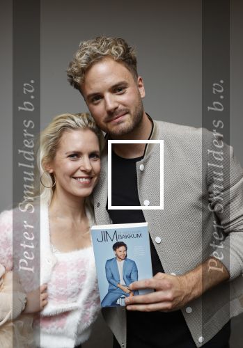Amsterdam 30 oktober 2021
Boekpresentatie Jim bakkum in hotel Krasnapolsy.
Jim reikt het eerste boek uit aan zijn kinderen. Ook zijn vrouw Bettina Holwerda is natuurlijk aanwezig