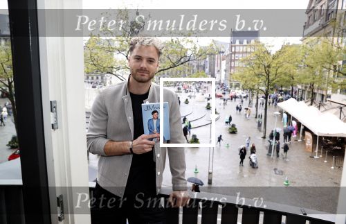 Amsterdam 30 oktober 2021
Boekpresentatie Jim bakkum in hotel Krasnapolsy.
Jim reikt het eerste boek uit aan zijn kinderen. Ook zijn vrouw Bettina Holwerda is natuurlijk aanwezig