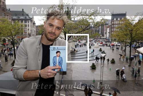Amsterdam 30 oktober 2021
Boekpresentatie Jim bakkum in hotel Krasnapolsy.
Jim reikt het eerste boek uit aan zijn kinderen. Ook zijn vrouw Bettina Holwerda is natuurlijk aanwezig