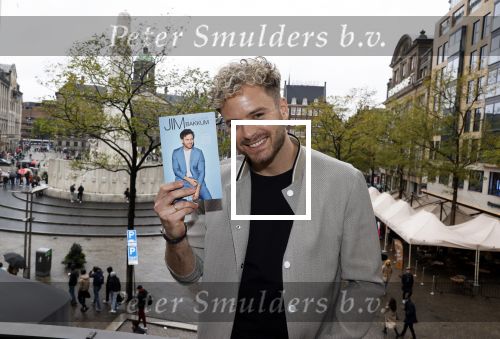 Amsterdam 30 oktober 2021
Boekpresentatie Jim bakkum in hotel Krasnapolsy.
Jim reikt het eerste boek uit aan zijn kinderen. Ook zijn vrouw Bettina Holwerda is natuurlijk aanwezig