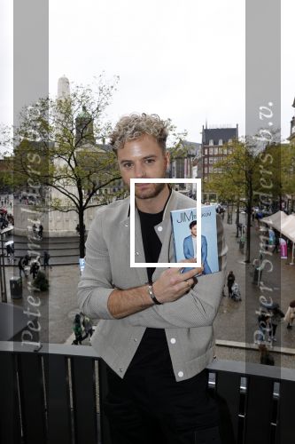 Amsterdam 30 oktober 2021
Boekpresentatie Jim bakkum in hotel Krasnapolsy.
Jim reikt het eerste boek uit aan zijn kinderen. Ook zijn vrouw Bettina Holwerda is natuurlijk aanwezig
