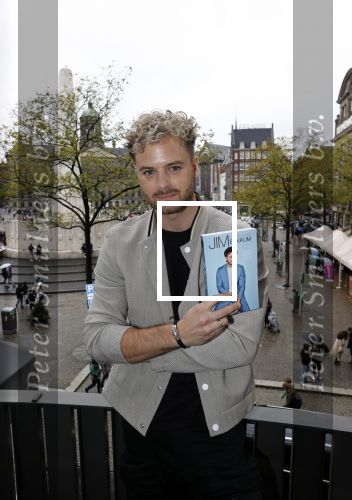 Amsterdam 30 oktober 2021
Boekpresentatie Jim bakkum in hotel Krasnapolsy.
Jim reikt het eerste boek uit aan zijn kinderen. Ook zijn vrouw Bettina Holwerda is natuurlijk aanwezig