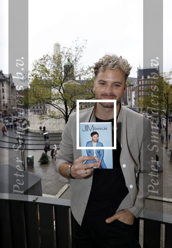 Amsterdam 30 oktober 2021
Boekpresentatie Jim bakkum in hotel Krasnapolsy.
Jim reikt het eerste boek uit aan zijn kinderen. Ook zijn vrouw Bettina Holwerda is natuurlijk aanwezig