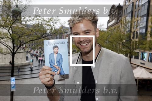 Amsterdam 30 oktober 2021
Boekpresentatie Jim bakkum in hotel Krasnapolsy.
Jim reikt het eerste boek uit aan zijn kinderen. Ook zijn vrouw Bettina Holwerda is natuurlijk aanwezig