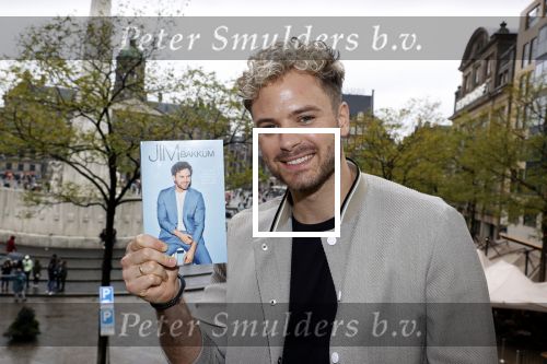 Amsterdam 30 oktober 2021
Boekpresentatie Jim bakkum in hotel Krasnapolsy.
Jim reikt het eerste boek uit aan zijn kinderen. Ook zijn vrouw Bettina Holwerda is natuurlijk aanwezig