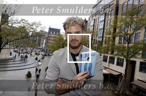Amsterdam 30 oktober 2021
Boekpresentatie Jim bakkum in hotel Krasnapolsy.
Jim reikt het eerste boek uit aan zijn kinderen. Ook zijn vrouw Bettina Holwerda is natuurlijk aanwezig
