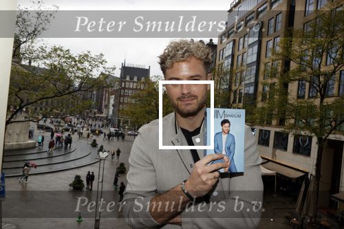 Amsterdam 30 oktober 2021
Boekpresentatie Jim bakkum in hotel Krasnapolsy.
Jim reikt het eerste boek uit aan zijn kinderen. Ook zijn vrouw Bettina Holwerda is natuurlijk aanwezig