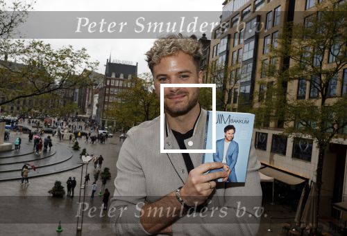 Amsterdam 30 oktober 2021
Boekpresentatie Jim bakkum in hotel Krasnapolsy.
Jim reikt het eerste boek uit aan zijn kinderen. Ook zijn vrouw Bettina Holwerda is natuurlijk aanwezig