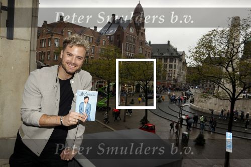 Amsterdam 30 oktober 2021
Boekpresentatie Jim bakkum in hotel Krasnapolsy.
Jim reikt het eerste boek uit aan zijn kinderen. Ook zijn vrouw Bettina Holwerda is natuurlijk aanwezig
