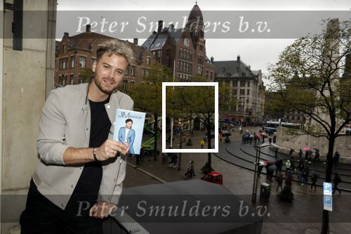 Amsterdam 30 oktober 2021
Boekpresentatie Jim bakkum in hotel Krasnapolsy.
Jim reikt het eerste boek uit aan zijn kinderen. Ook zijn vrouw Bettina Holwerda is natuurlijk aanwezig