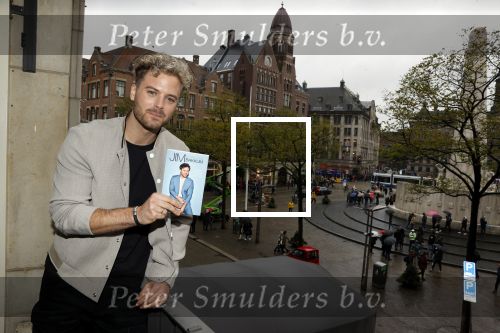 Amsterdam 30 oktober 2021
Boekpresentatie Jim bakkum in hotel Krasnapolsy.
Jim reikt het eerste boek uit aan zijn kinderen. Ook zijn vrouw Bettina Holwerda is natuurlijk aanwezig