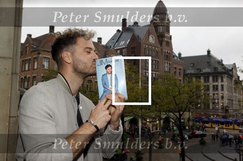 Amsterdam 30 oktober 2021
Boekpresentatie Jim bakkum in hotel Krasnapolsy.
Jim reikt het eerste boek uit aan zijn kinderen. Ook zijn vrouw Bettina Holwerda is natuurlijk aanwezig