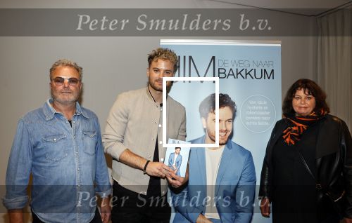 Amsterdam 30 oktober 2021
Boekpresentatie Jim bakkum in hotel Krasnapolsy.
Jim reikt het eerste boek uit aan zijn kinderen. Ook zijn vrouw Bettina Holwerda is natuurlijk aanwezig. Jim met zijn ouders