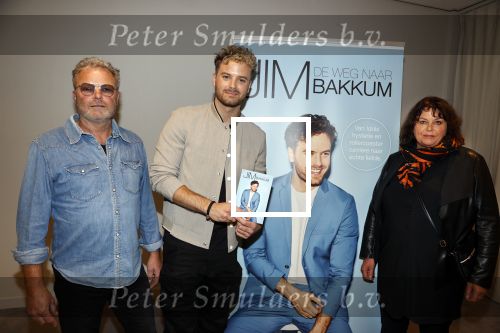 Amsterdam 30 oktober 2021
Boekpresentatie Jim bakkum in hotel Krasnapolsy.
Jim reikt het eerste boek uit aan zijn kinderen. Ook zijn vrouw Bettina Holwerda is natuurlijk aanwezig. Jim met zijn ouders