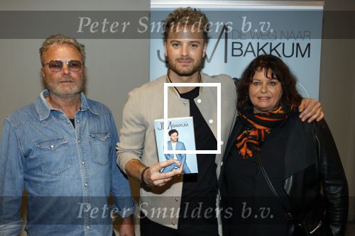 Amsterdam 30 oktober 2021
Boekpresentatie Jim bakkum in hotel Krasnapolsy.
Jim reikt het eerste boek uit aan zijn kinderen. Ook zijn vrouw Bettina Holwerda is natuurlijk aanwezig. Jim met zijn ouders