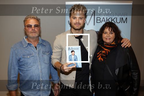 Amsterdam 30 oktober 2021
Boekpresentatie Jim bakkum in hotel Krasnapolsy.
Jim reikt het eerste boek uit aan zijn kinderen. Ook zijn vrouw Bettina Holwerda is natuurlijk aanwezig. Jim met zijn ouders