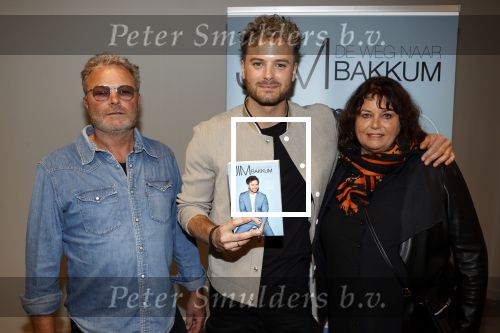 Amsterdam 30 oktober 2021
Boekpresentatie Jim bakkum in hotel Krasnapolsy.
Jim reikt het eerste boek uit aan zijn kinderen. Ook zijn vrouw Bettina Holwerda is natuurlijk aanwezig. Jim met zijn ouders