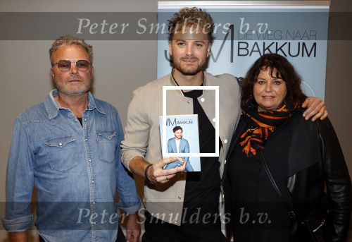 Amsterdam 30 oktober 2021
Boekpresentatie Jim bakkum in hotel Krasnapolsy.
Jim reikt het eerste boek uit aan zijn kinderen. Ook zijn vrouw Bettina Holwerda is natuurlijk aanwezig. Jim met zijn ouders