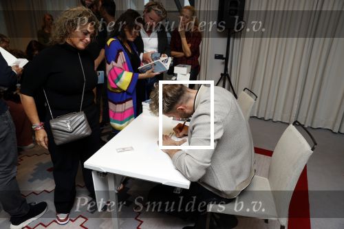 Amsterdam 30 oktober 2021
Boekpresentatie Jim bakkum in hotel Krasnapolsy.
Jim reikt het eerste boek uit aan zijn kinderen. Ook zijn vrouw Bettina Holwerda is natuurlijk aanwezig