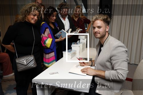Amsterdam 30 oktober 2021
Boekpresentatie Jim bakkum in hotel Krasnapolsy.
Jim reikt het eerste boek uit aan zijn kinderen. Ook zijn vrouw Bettina Holwerda is natuurlijk aanwezig