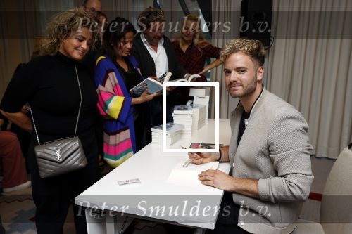 Amsterdam 30 oktober 2021
Boekpresentatie Jim bakkum in hotel Krasnapolsy.
Jim reikt het eerste boek uit aan zijn kinderen. Ook zijn vrouw Bettina Holwerda is natuurlijk aanwezig