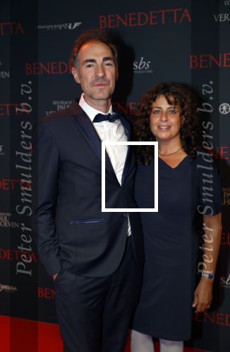 Amsterdam 12 oktober 2021
Premiere Benedetta  in Tuschinski. paul Verhoeven is de regisseur. Johan Neijenhuis met partner