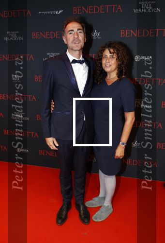 Amsterdam 12 oktober 2021
Premiere Benedetta  in Tuschinski. paul Verhoeven is de regisseur. Johan Neijenhuis met partner