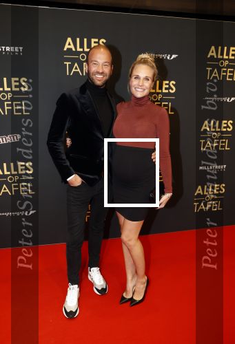 Amsterdam 1 november 2021
Premiere alles op tafel in het deLamar theater.
Kimberley Klaver zwanger met partner Michel v d Bergh