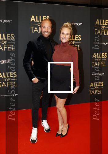 Amsterdam 1 november 2021
Premiere alles op tafel in het deLamar theater.
Kimberley Klaver zwanger met partner Michel v d Bergh