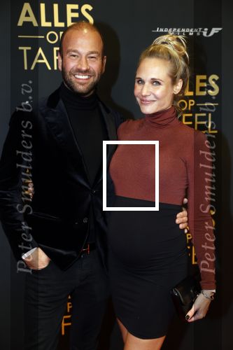 Amsterdam 1 november 2021
Premiere alles op tafel in het deLamar theater.
Kimberley Klaver zwanger met partner Michel v d Bergh