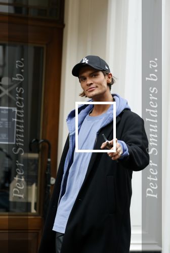 Amsterdam 27 oktober 2021
Koen Kardashian bellend op de pc hooftstraat