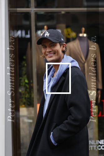 Amsterdam 27 oktober 2021
Koen Kardashian bellend op de pc hooftstraat