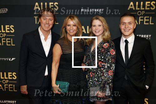 Amsterdam 1 november 2021
Premiere alles op tafel in het deLamar theater.
Linda de Mol met bpartner Jeroen Rietbergen en kinderen Noa Vahle en Julian Vahle