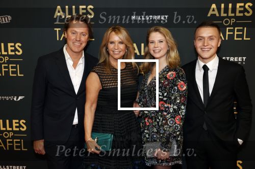 Amsterdam 1 november 2021
Premiere alles op tafel in het deLamar theater.
Linda de Mol met bpartner Jeroen Rietbergen en kinderen Noa Vahle en Julian Vahle