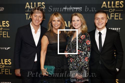 Amsterdam 1 november 2021
Premiere alles op tafel in het deLamar theater.
Linda de Mol met bpartner Jeroen Rietbergen en kinderen Noa Vahle en Julian Vahle